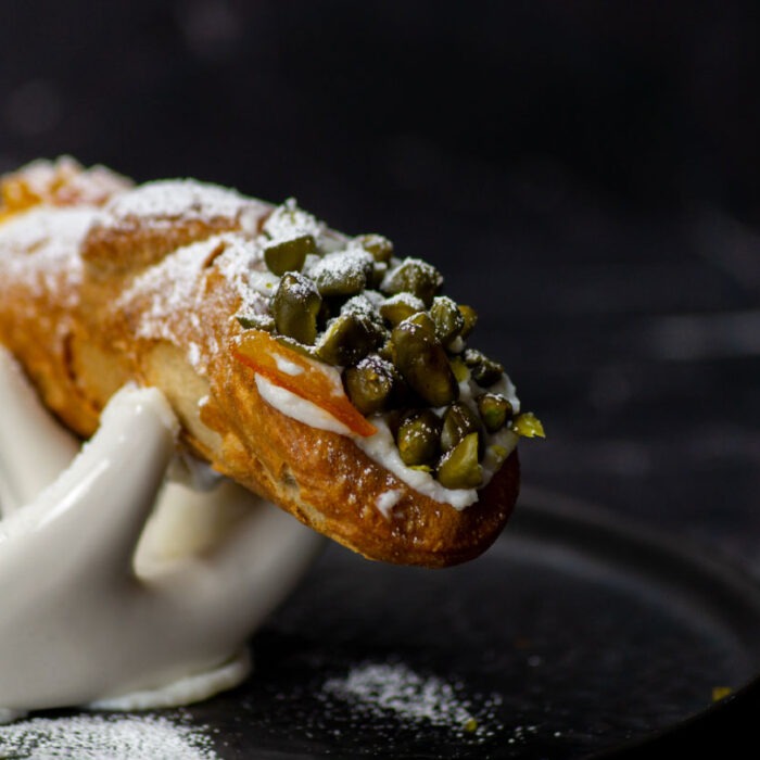 "Cannolo Siciliano - Dessert typique de la Sicile, biscuit farci à la ricotta de brebis, julienne d’agrumes confits et pistache"