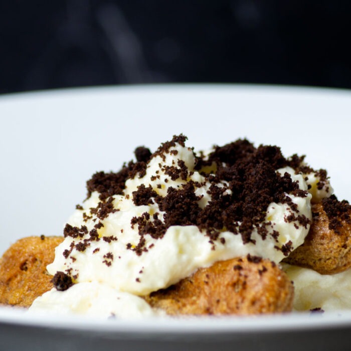 "Tiramisù dello chef - Biscuit savoyards trempés dans le café espresso, mousse au mascarpone, crumble de cacao et café"