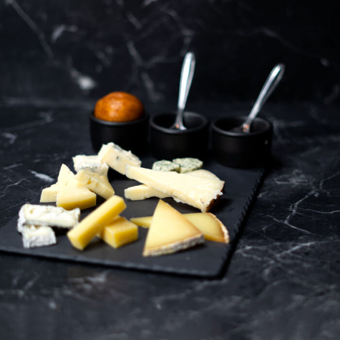 "Tagliere di formaggi Italo-francesi - Assiette de fromages italo-français : Gorgonzola cremoso, Pecorino in paglia, Caciocavallo pugliese, Comte 36 mois, Chèvre cendré; Beurre fait maison à la truffe, confiture d’orange et lavande, miel d’amande et pain à la vapeur"