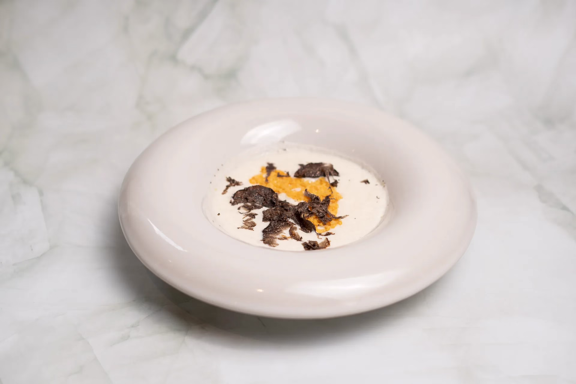 Uovo al tartufo e parmigiano Origini restaurant italien Paris